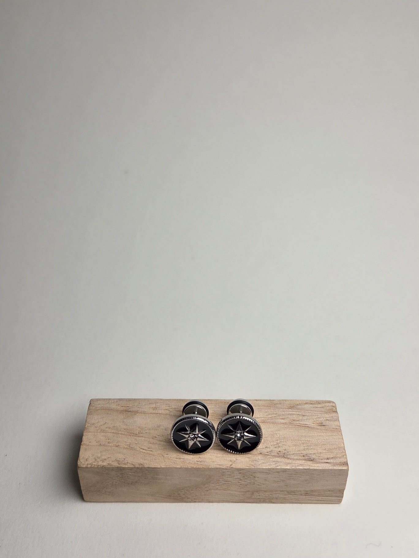 men's earrings N: 235
