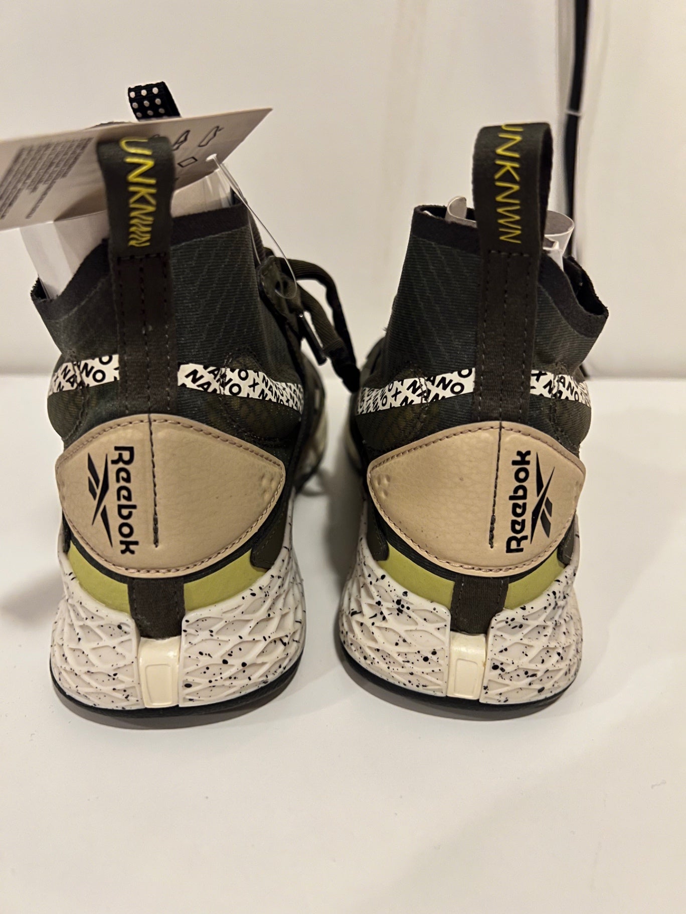 39 unused Reebok skór