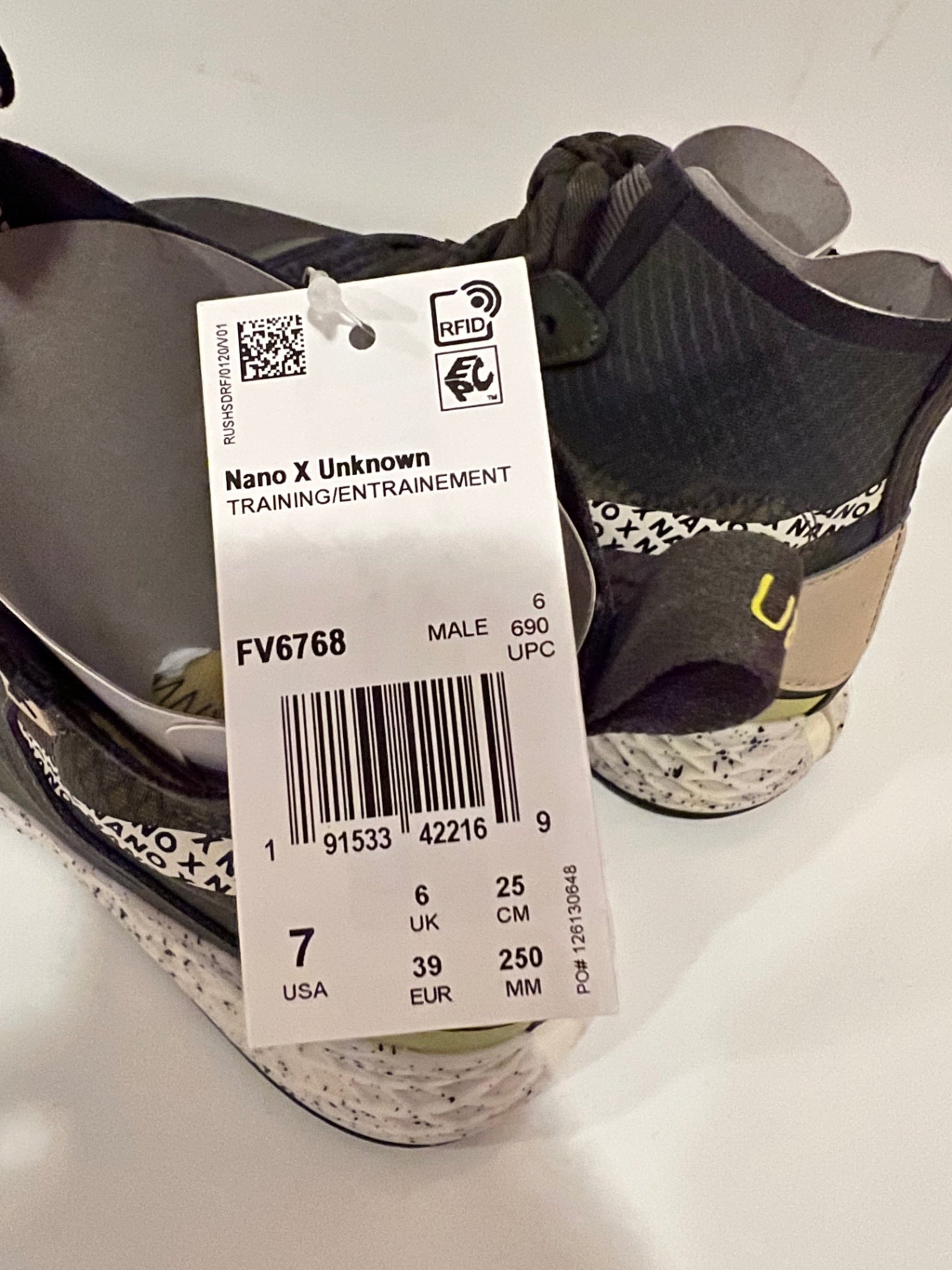 39 unused Reebok skór