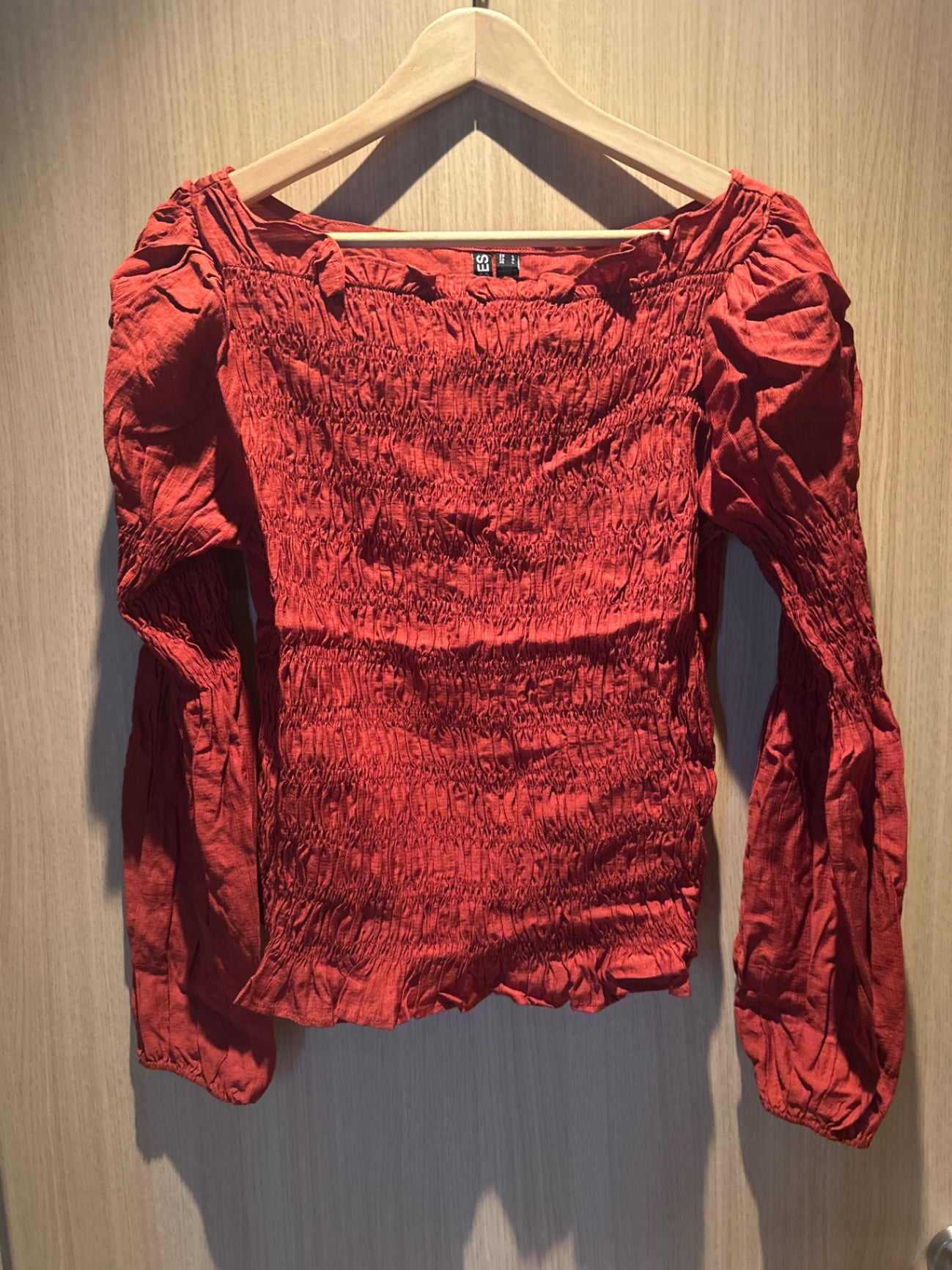 Bolur með teygju að framan