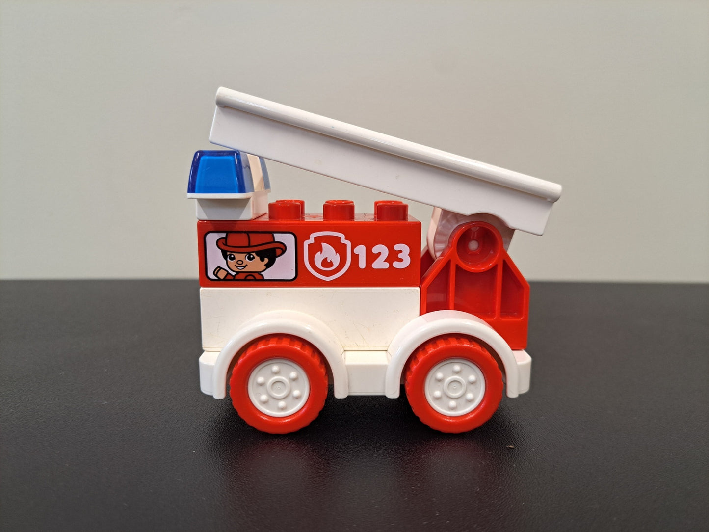 Duplo brunabíll lítill