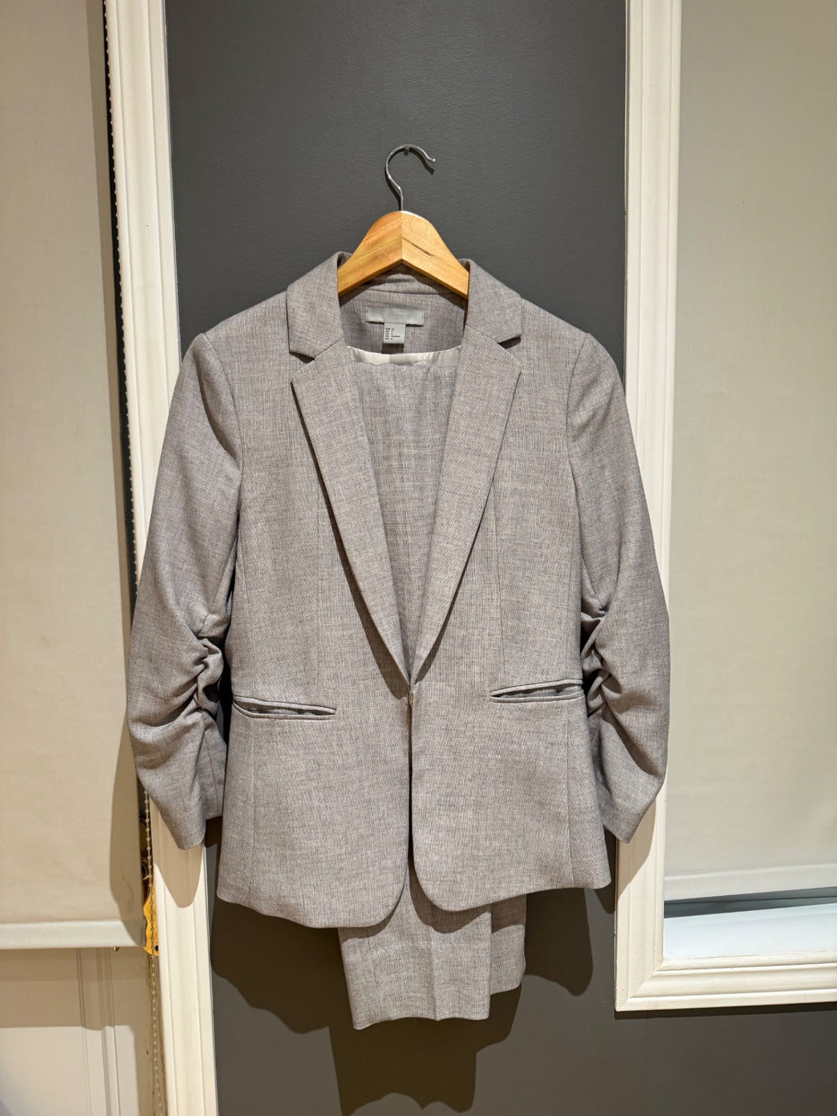 H&M dragt grá