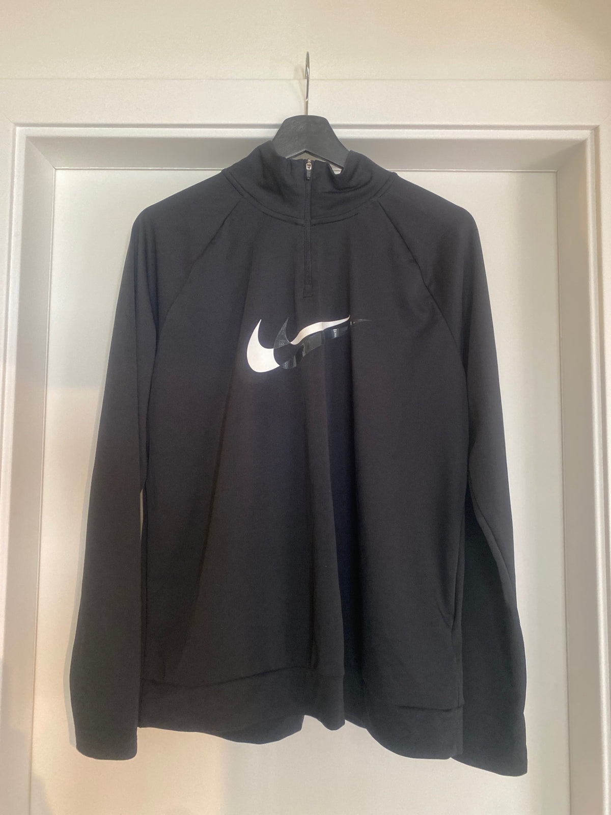 Svört nike peysa