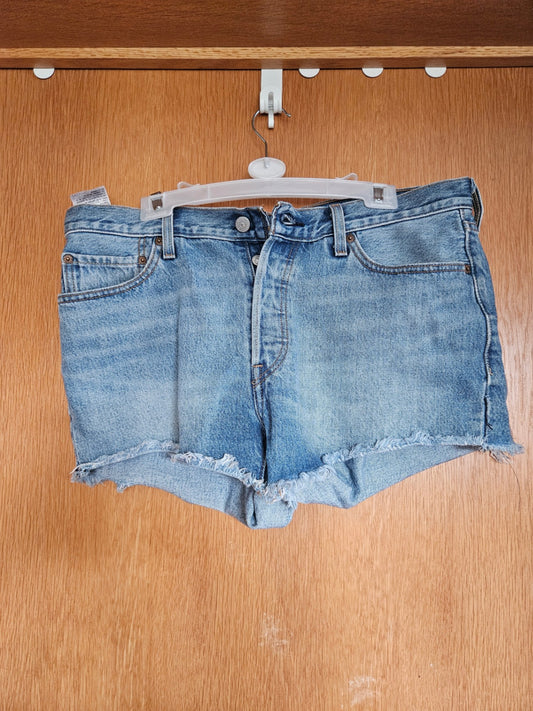 32 Levi's gallastuttbuxur