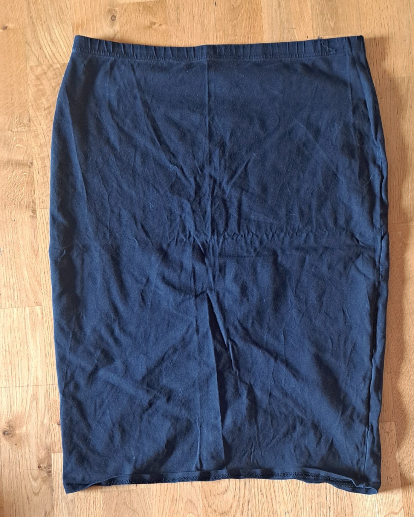 m/l pils saumspretta hjá teygju í mitti