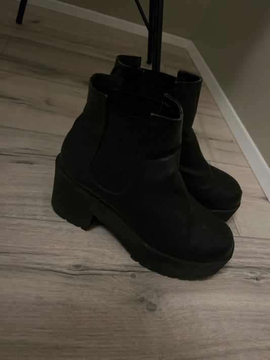 40 - Chunky boots 