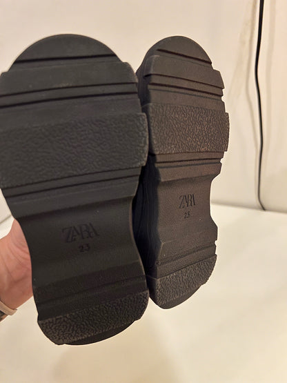 23 Zara kuldaskór 