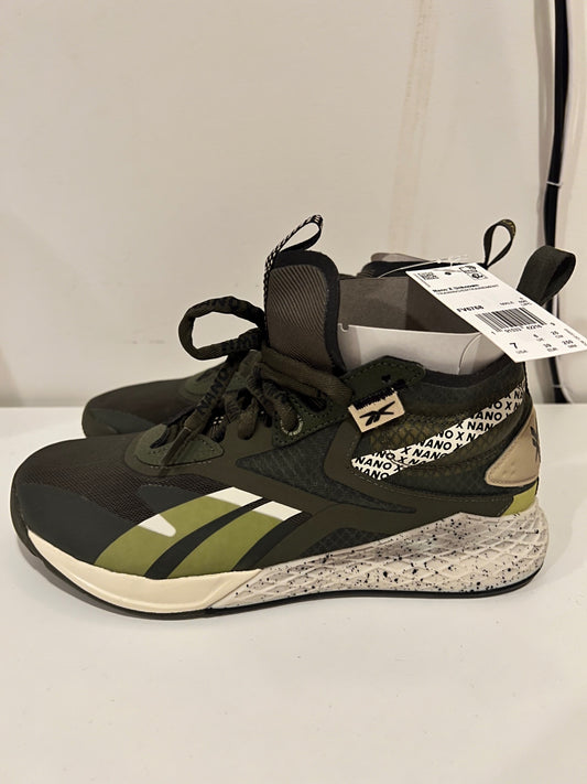 39 unused Reebok skór