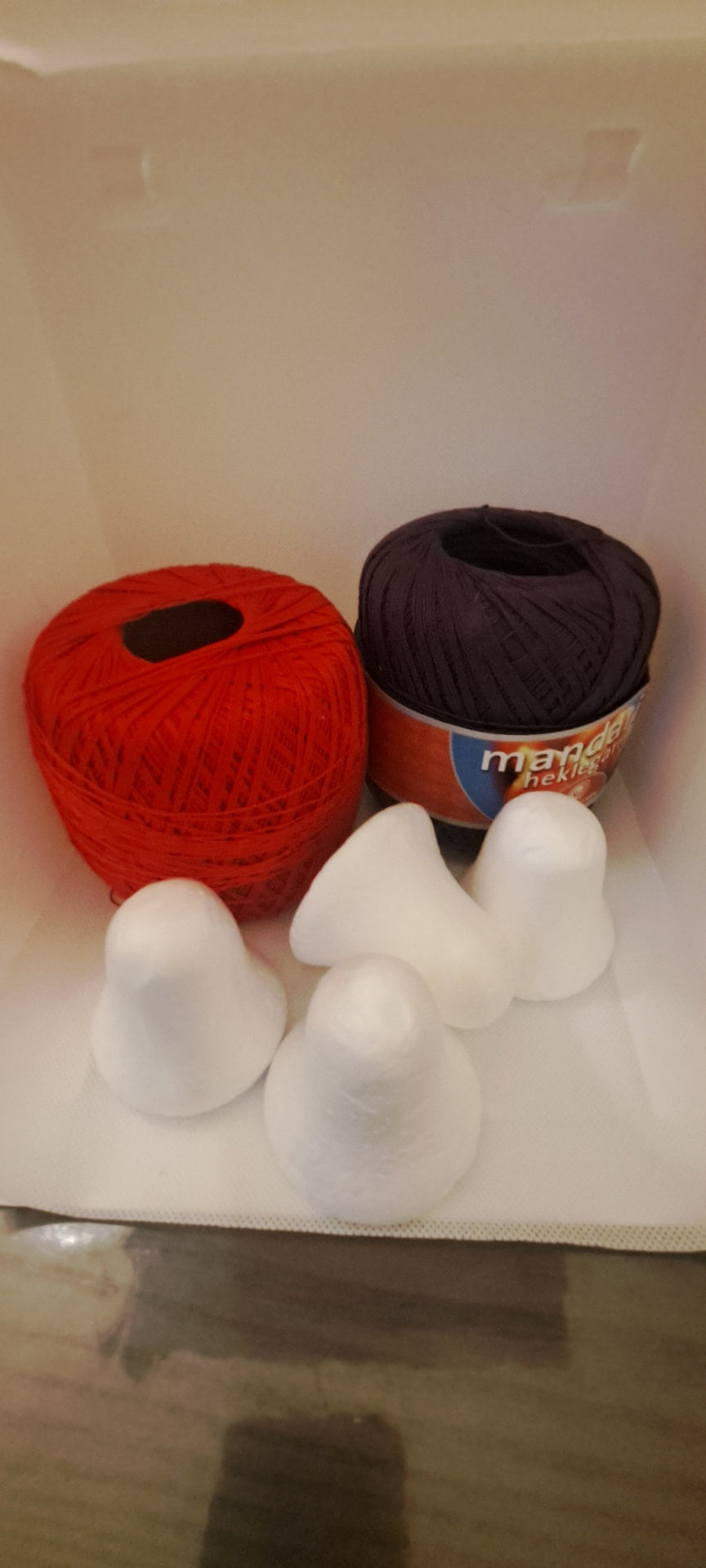  heklgarn + frauðbjöllur 