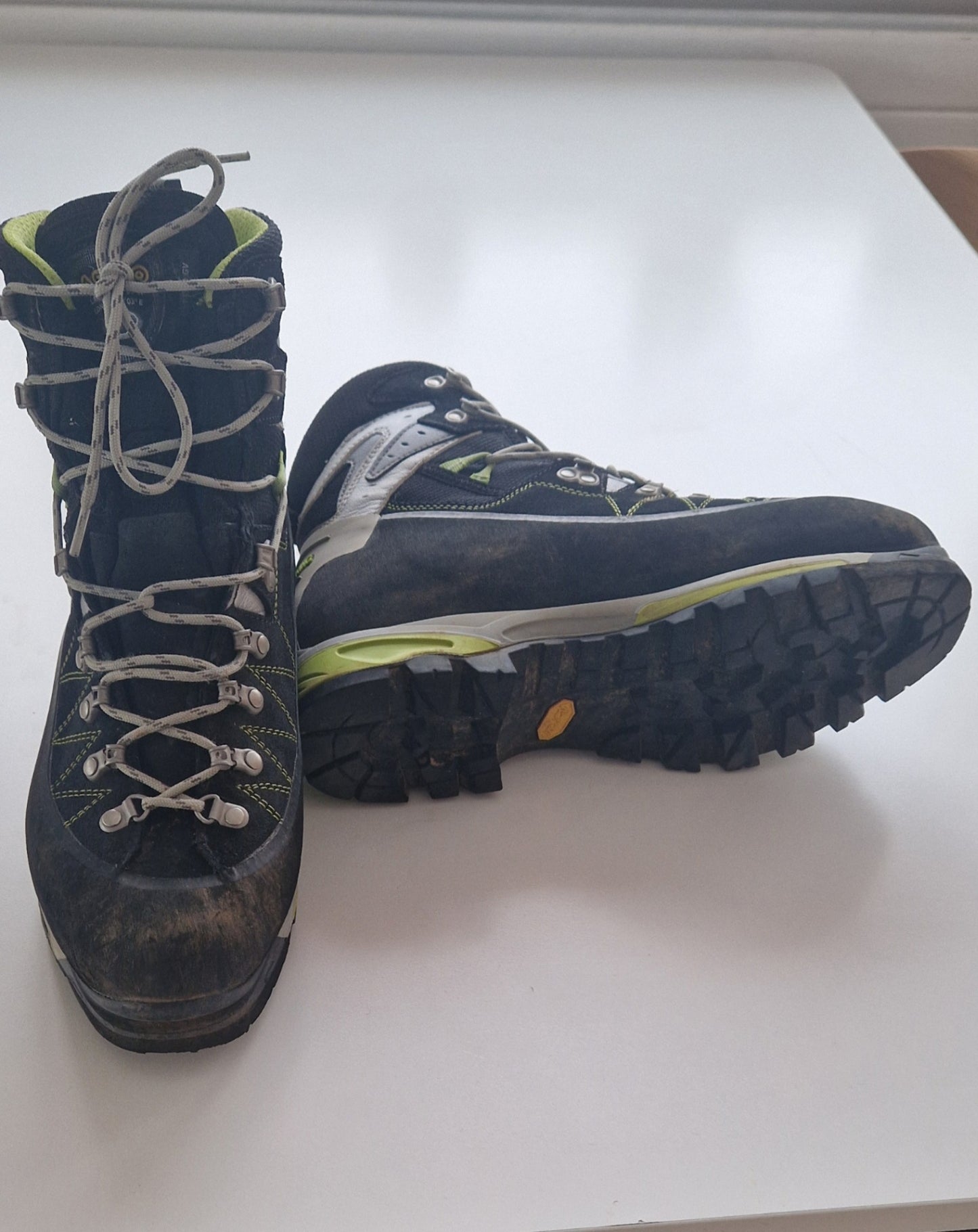 Uk 9,5. 43 og 1/2. Ónotaðir Asolo gönguskór 