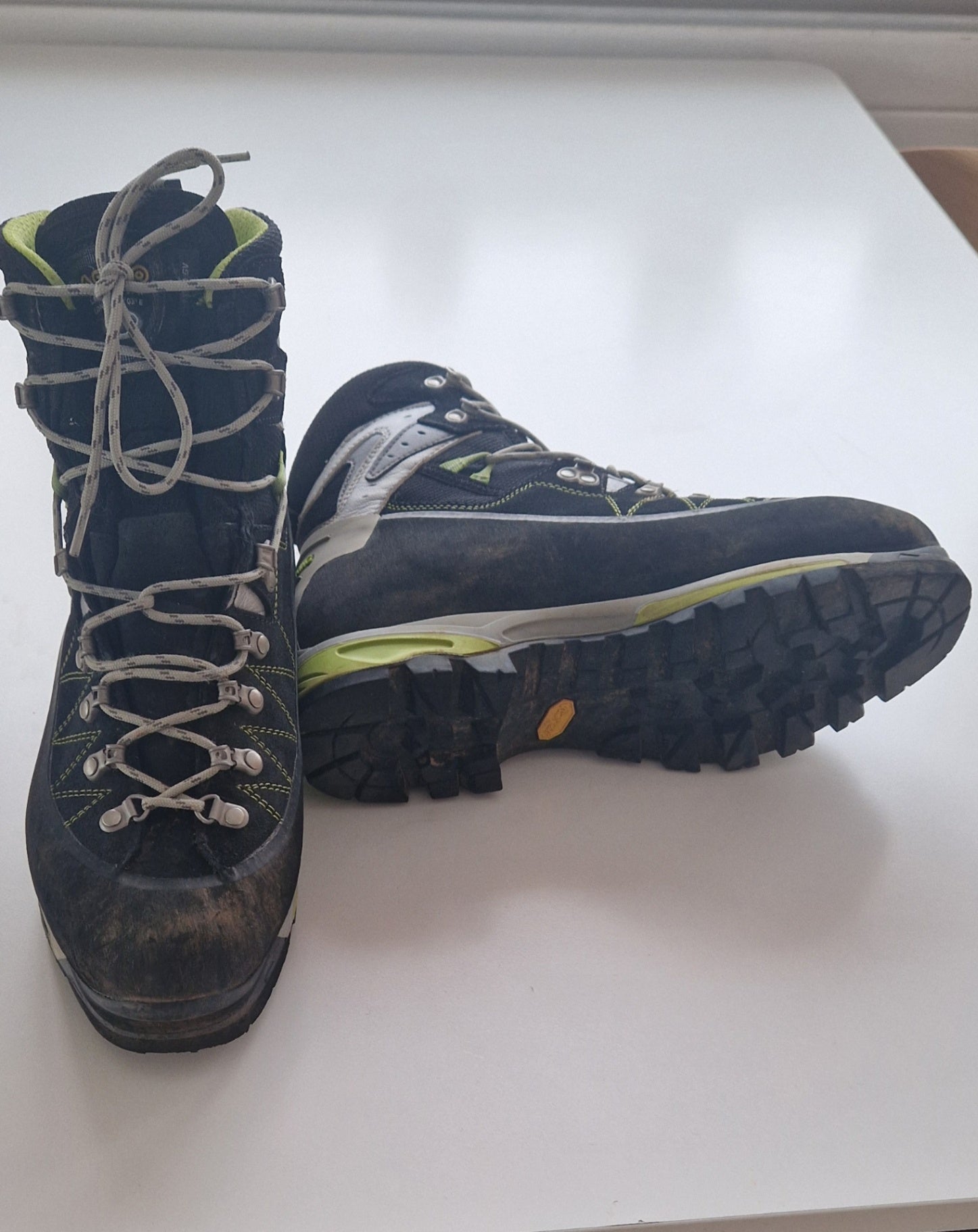 Uk 9,5. 43 og 1/2. Ónotaðir Asolo gönguskór 