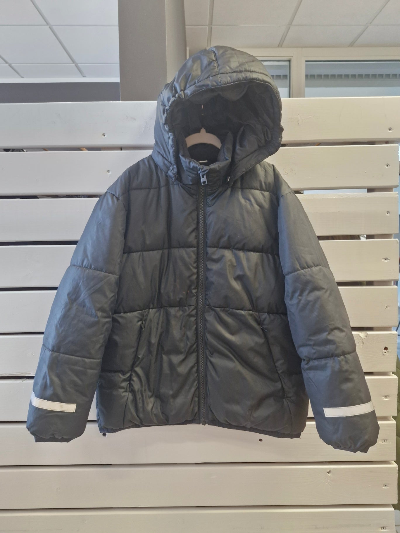 Lindex úlpa 140 blettur framan á, sést á mynd
