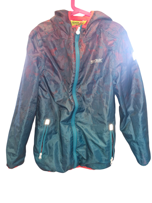 Regatta hlífðarjakki 152 (lítil stærð) pakkast í poka sem er innan í vasa