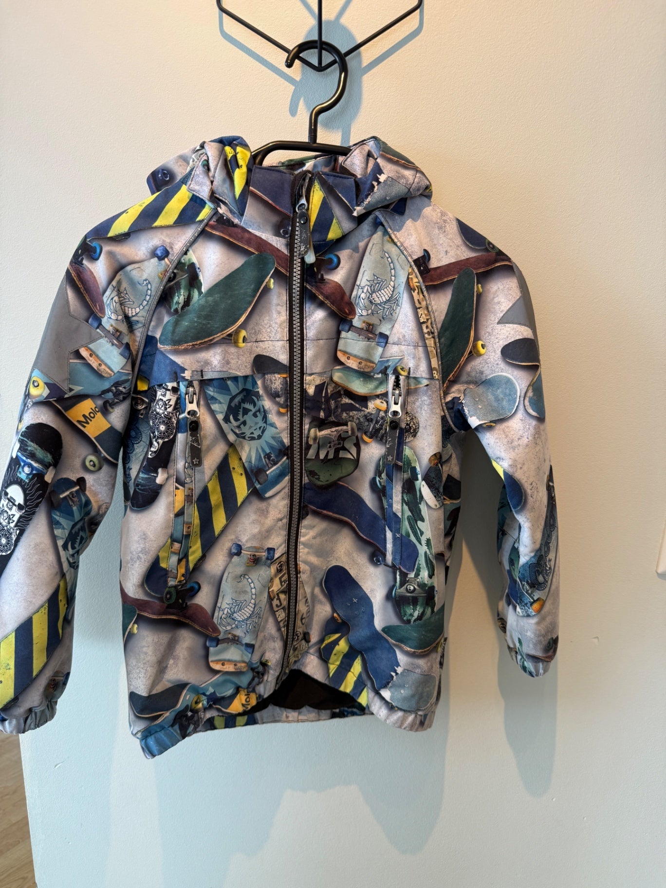 Molo úlpa með hjólabretta mynstri st. XS 122/128