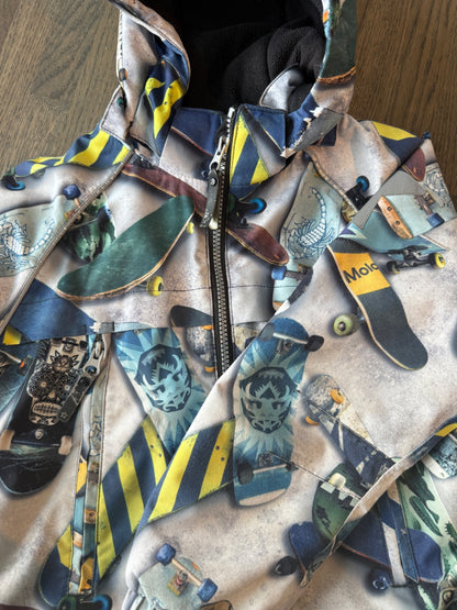 Molo úlpa með hjólabretta mynstri st. XS 122/128