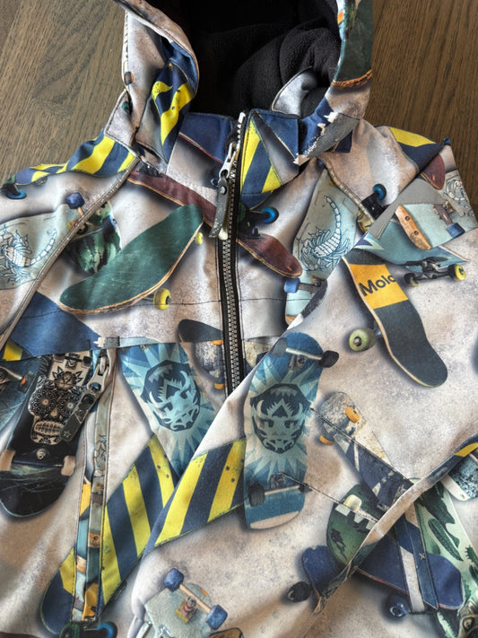 Molo úlpa með hjólabretta mynstri st. XS 122/128