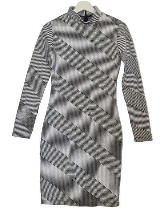 S svartur og hvítur röndóttur kjóll