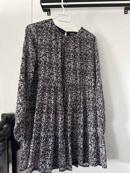 Missguided blóma dökkur kjóll