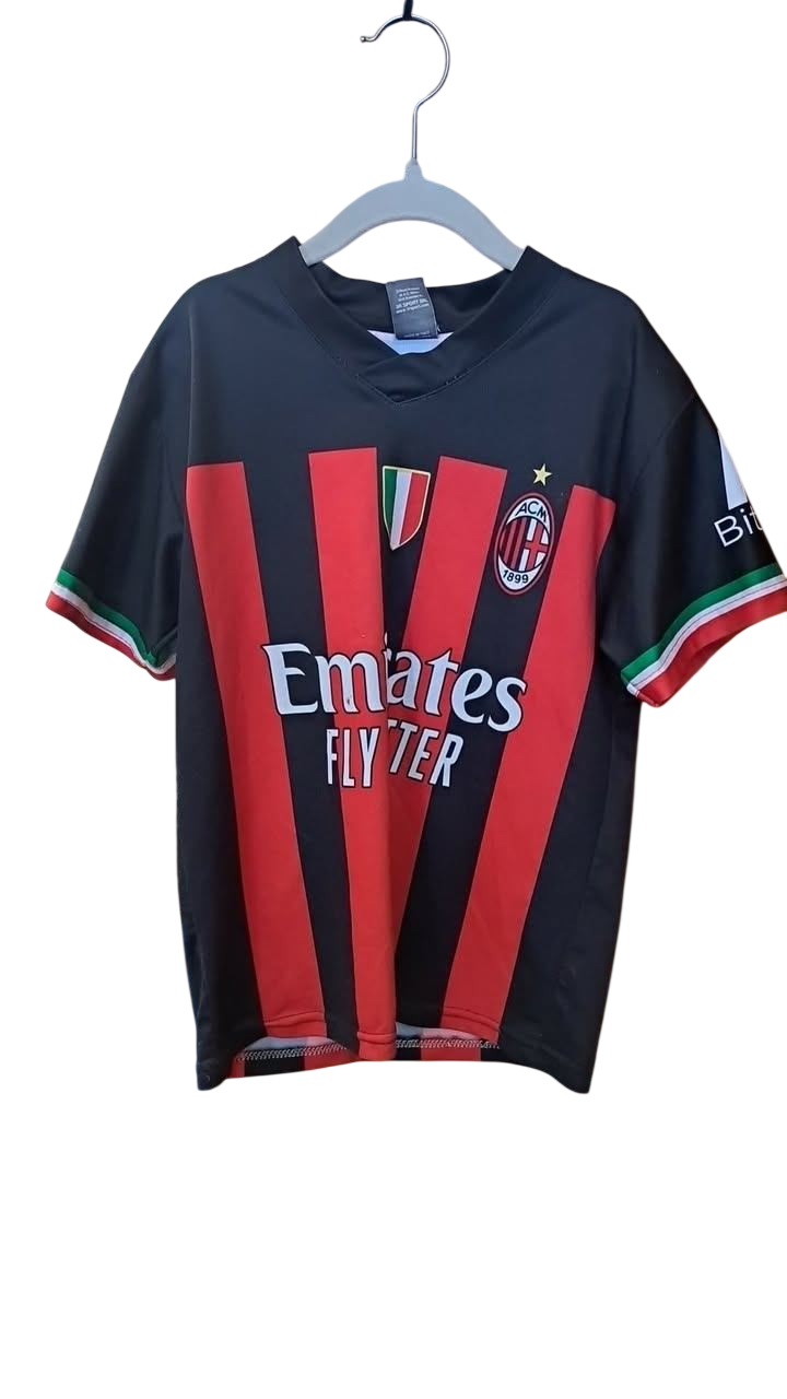 Fótboltabolur, Milan6ára