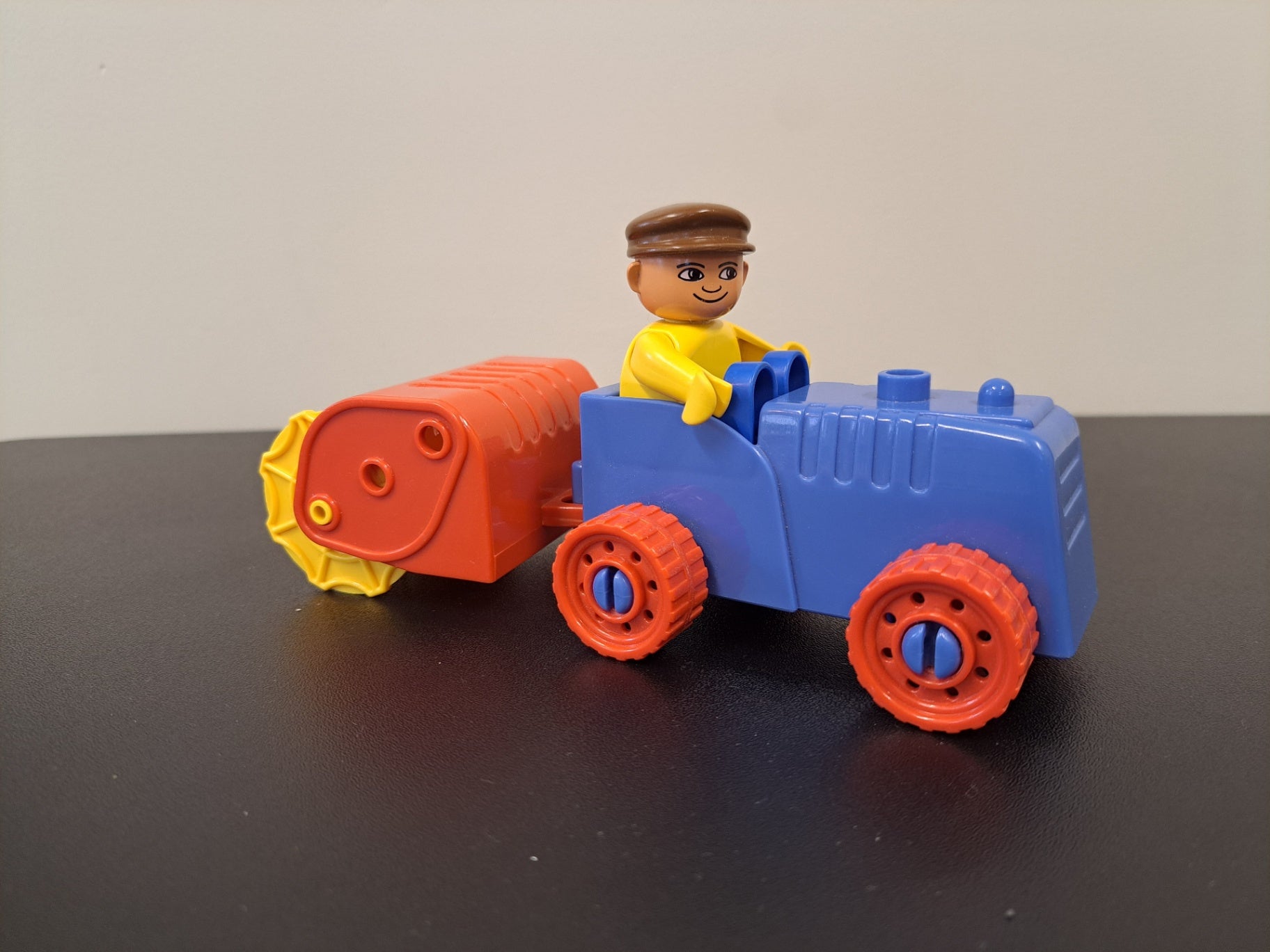 Traktor með plóg