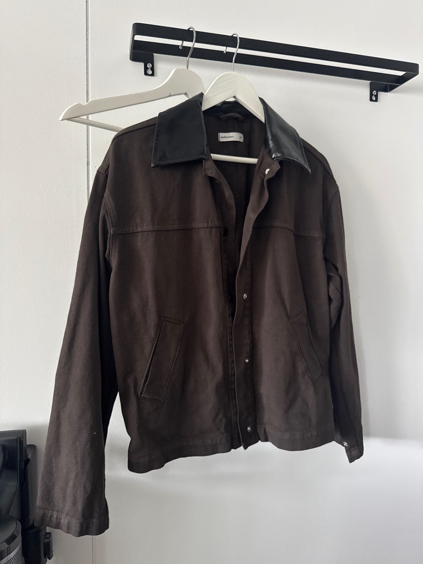 XS gina tricot brúnn jakki með leðurkraga