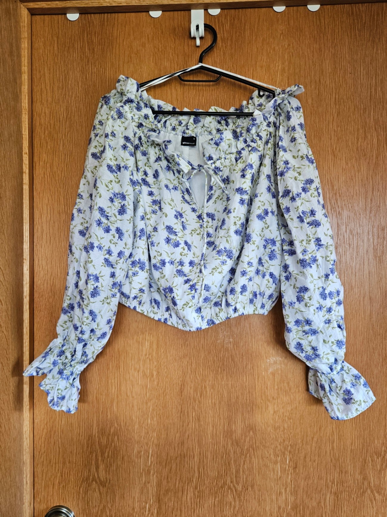 S Gina Tricot blómabolur off shoulder