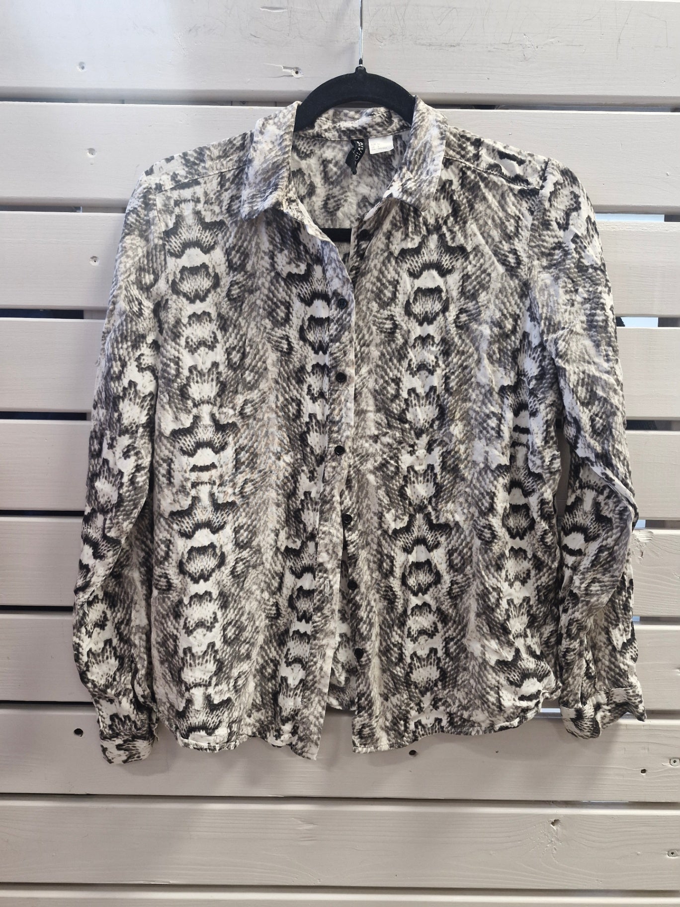 H&M snakeprint skyrta 36