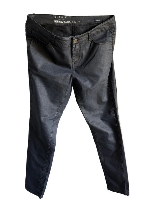 B. Young dark blue pants M