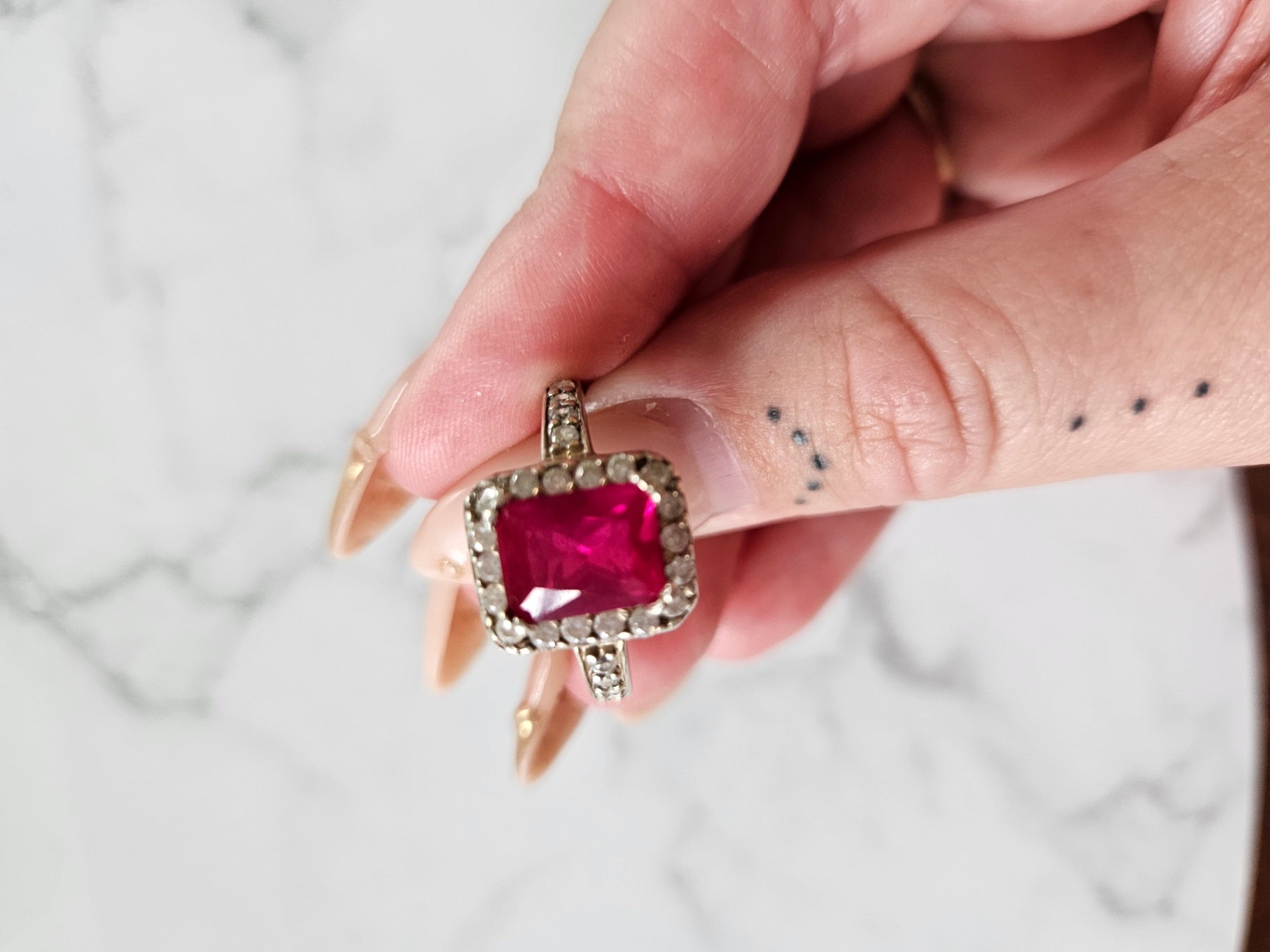 60 925 Red stone Sterling silver hringur