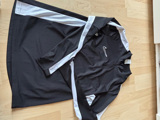 Nike svört/hvít treyja L