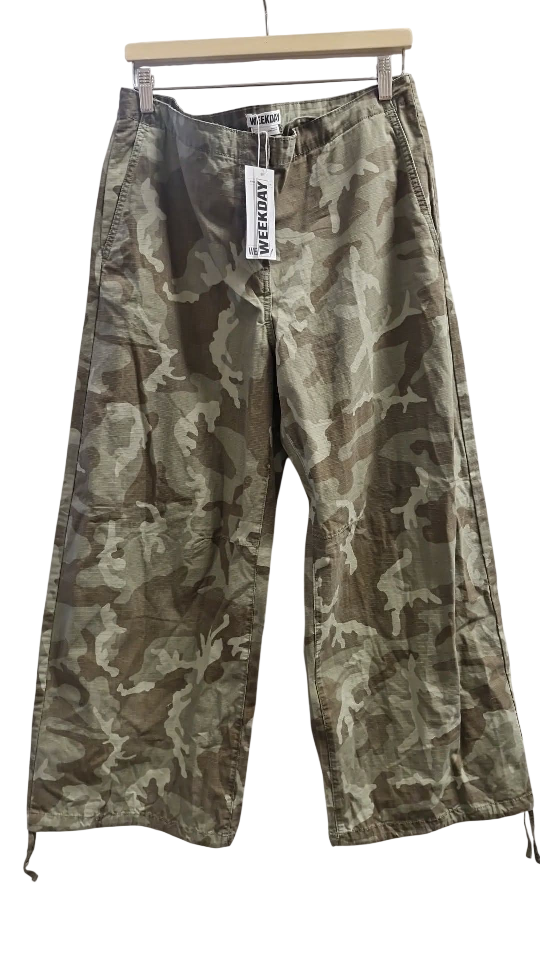 Weekday camo cargobuxur 42 Nýjar með miða