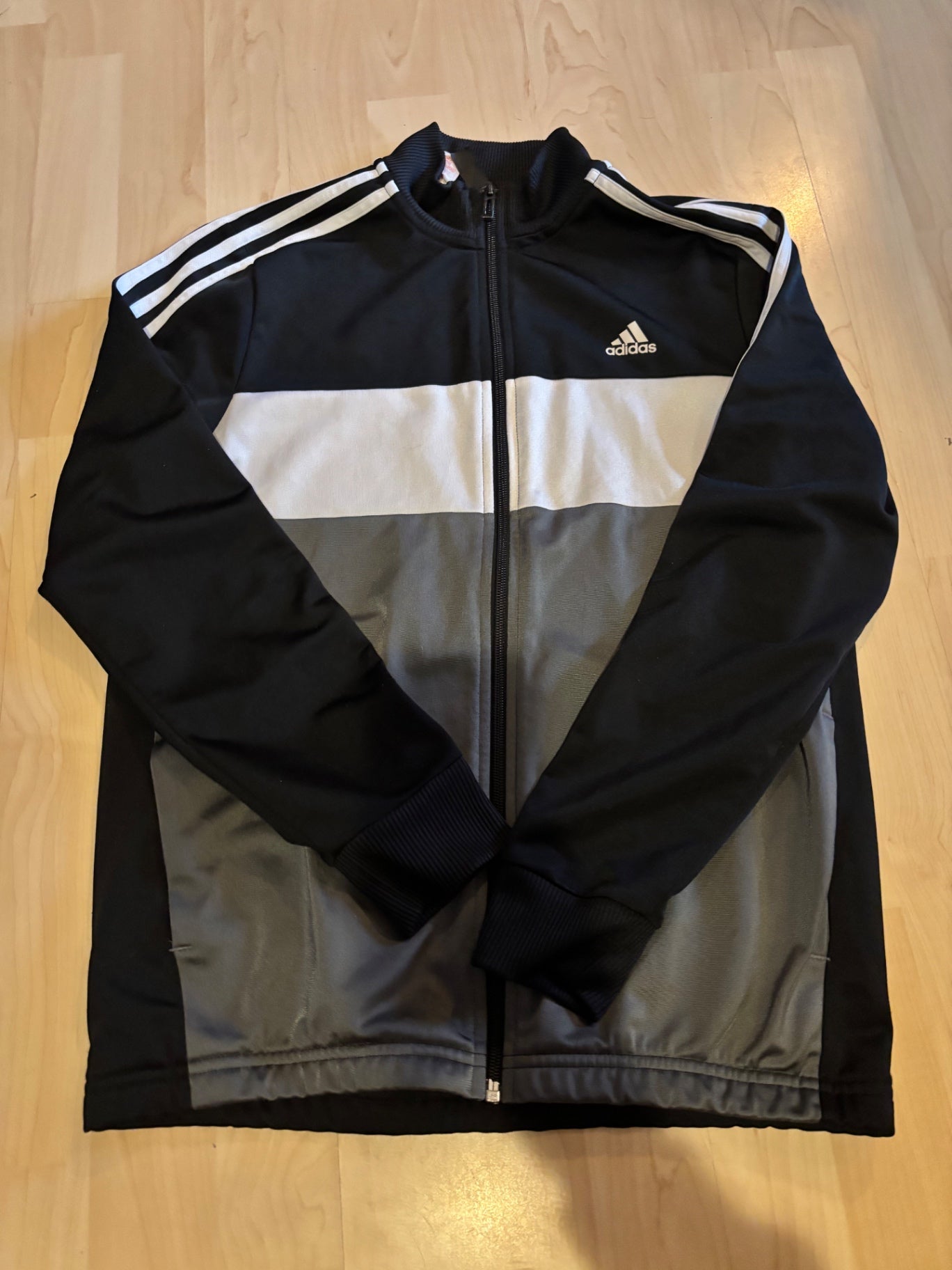 Adidas peysa 13-14 ára