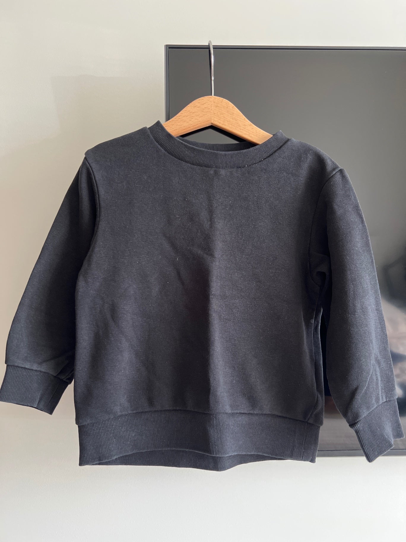 110 black peysa H&M
