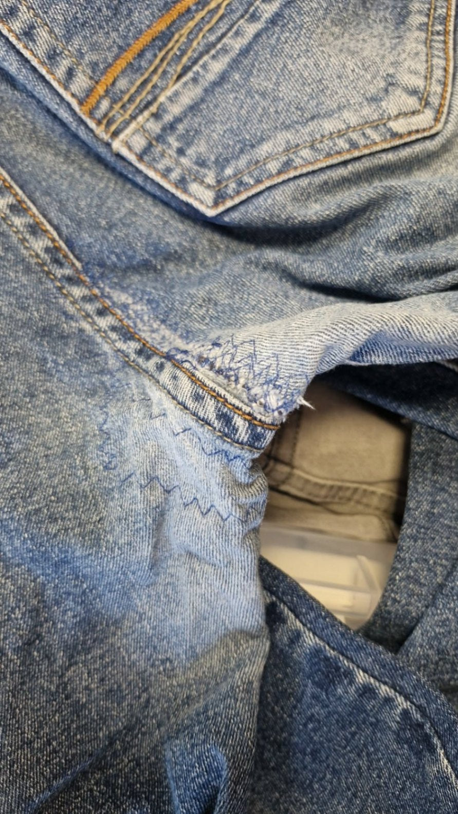 Beltons jeans 30 vantar tölu, viðgerð. Bæði sést á myndum