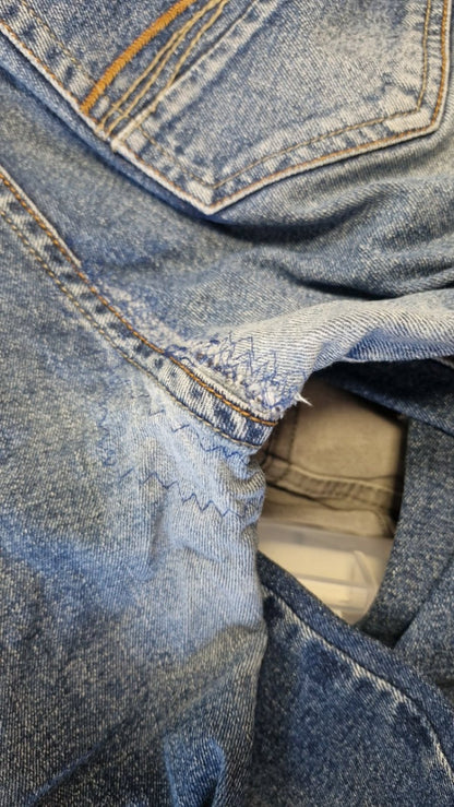 Beltons jeans 30 vantar tölu, viðgerð. Bæði sést á myndum