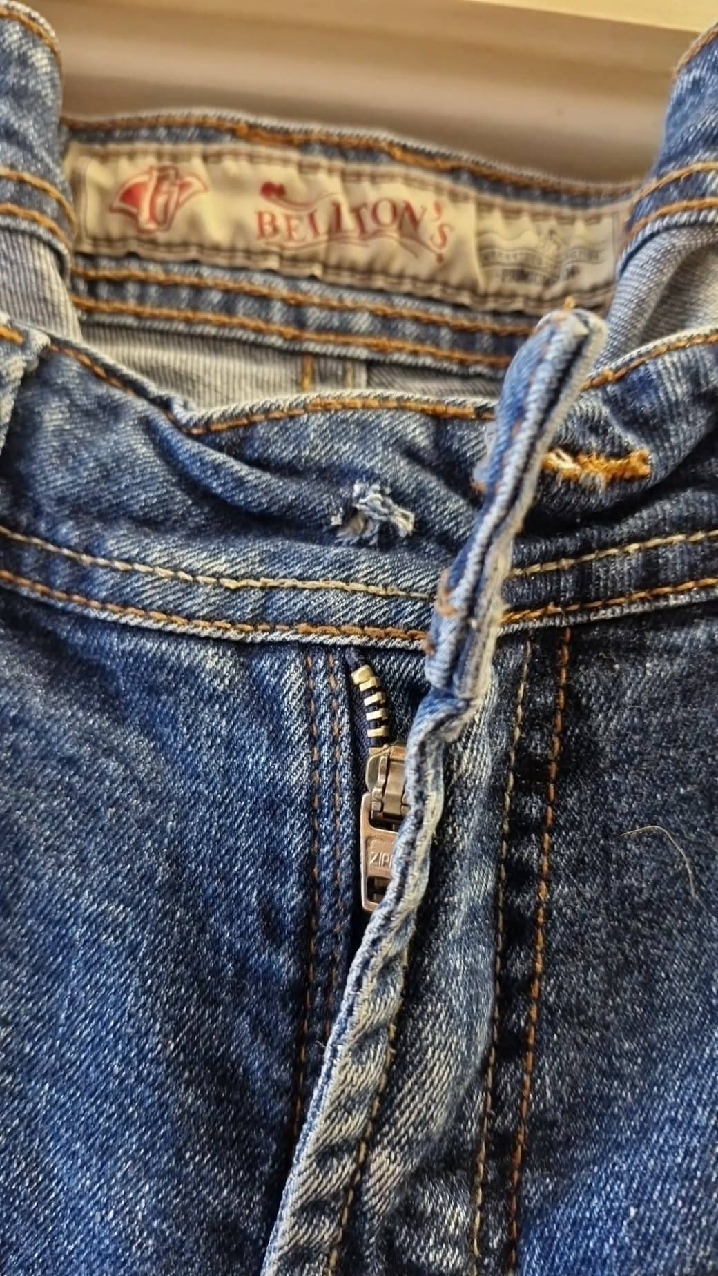 Beltons jeans 30 vantar tölu, viðgerð. Bæði sést á myndum