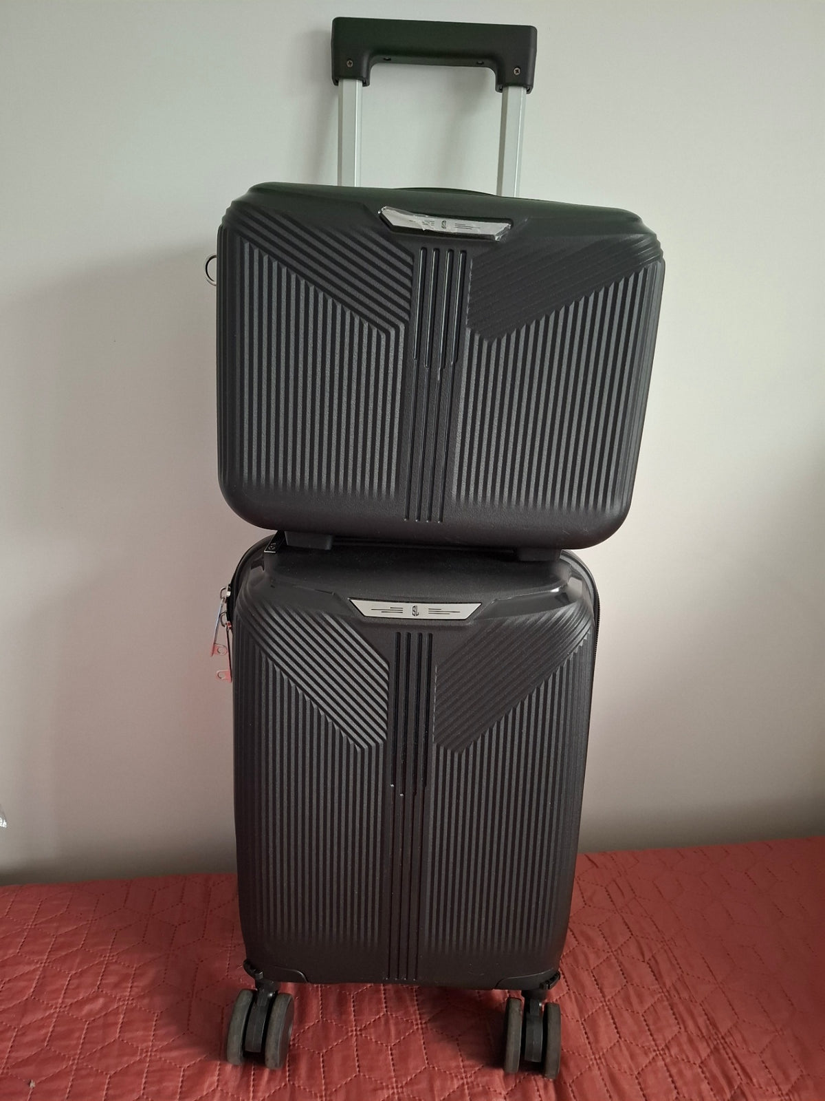 sett af nýjum ferðatöskum