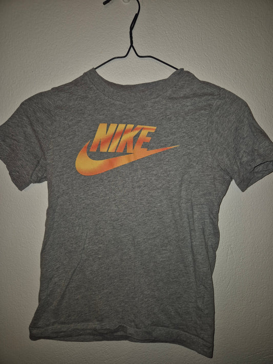 Nike grár 128-137