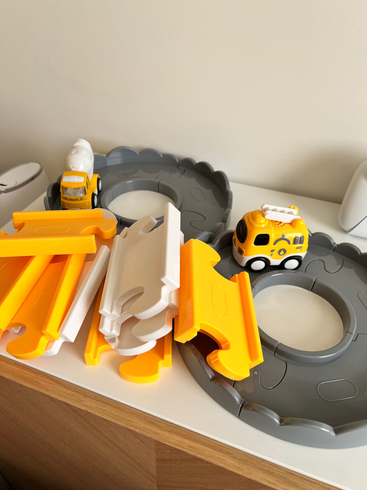 Car track wit cars 