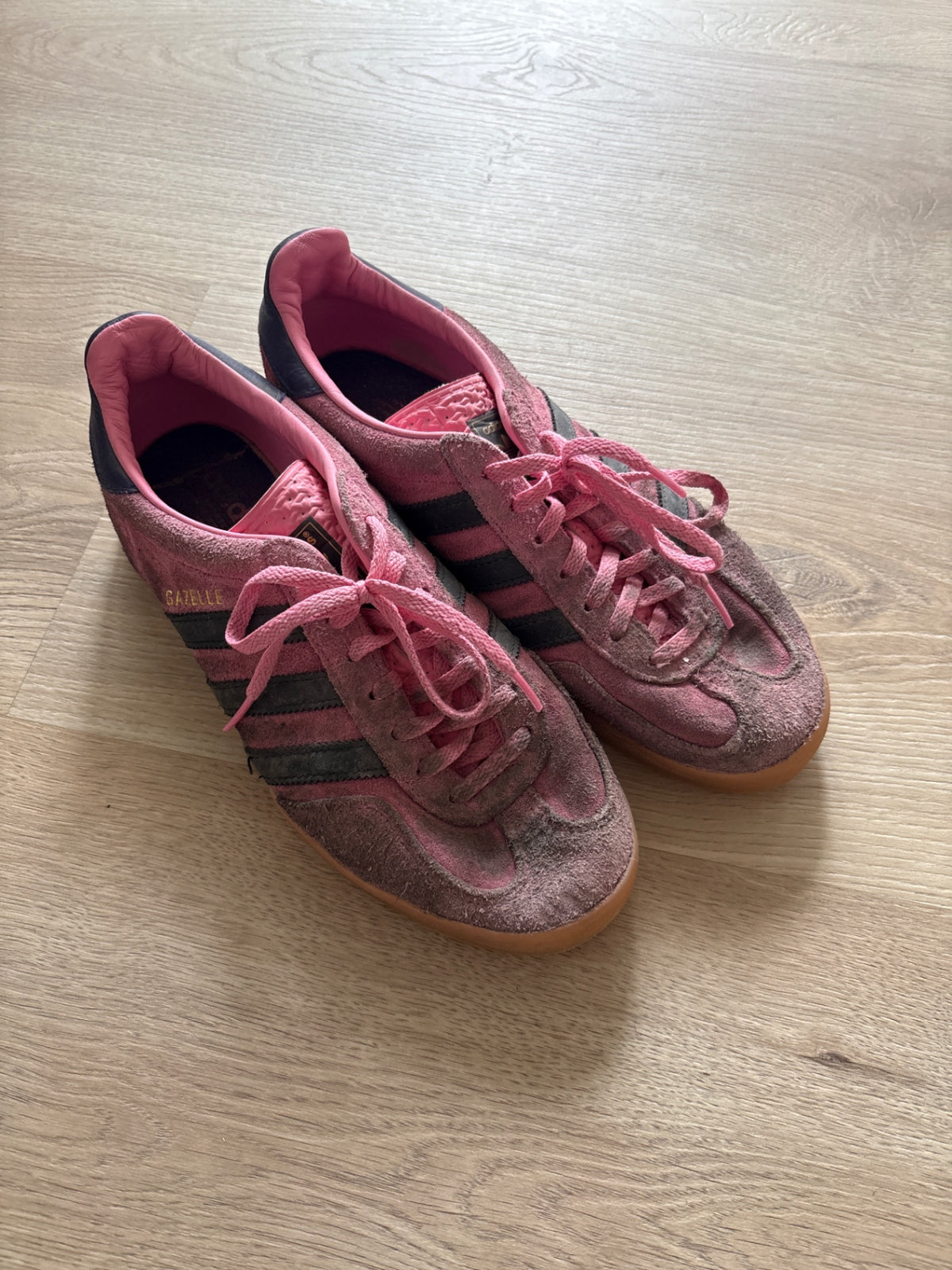 Bleikir Adidas skór (stærð 42)