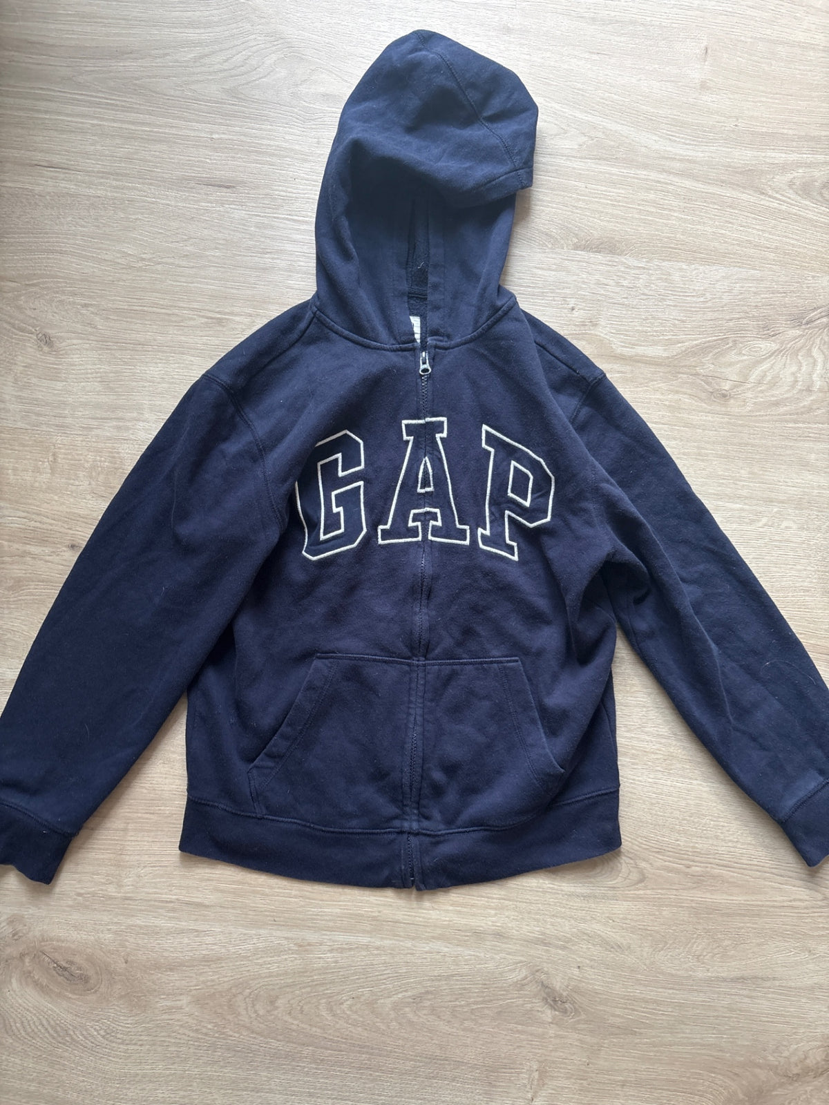 Gap rennd hettupeysa (stærð S)