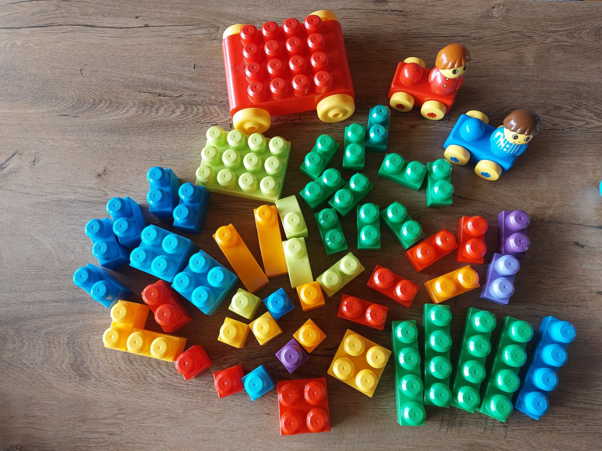 Mega Bloks kubbasett, ca. 50 kubbar og 3 bílar