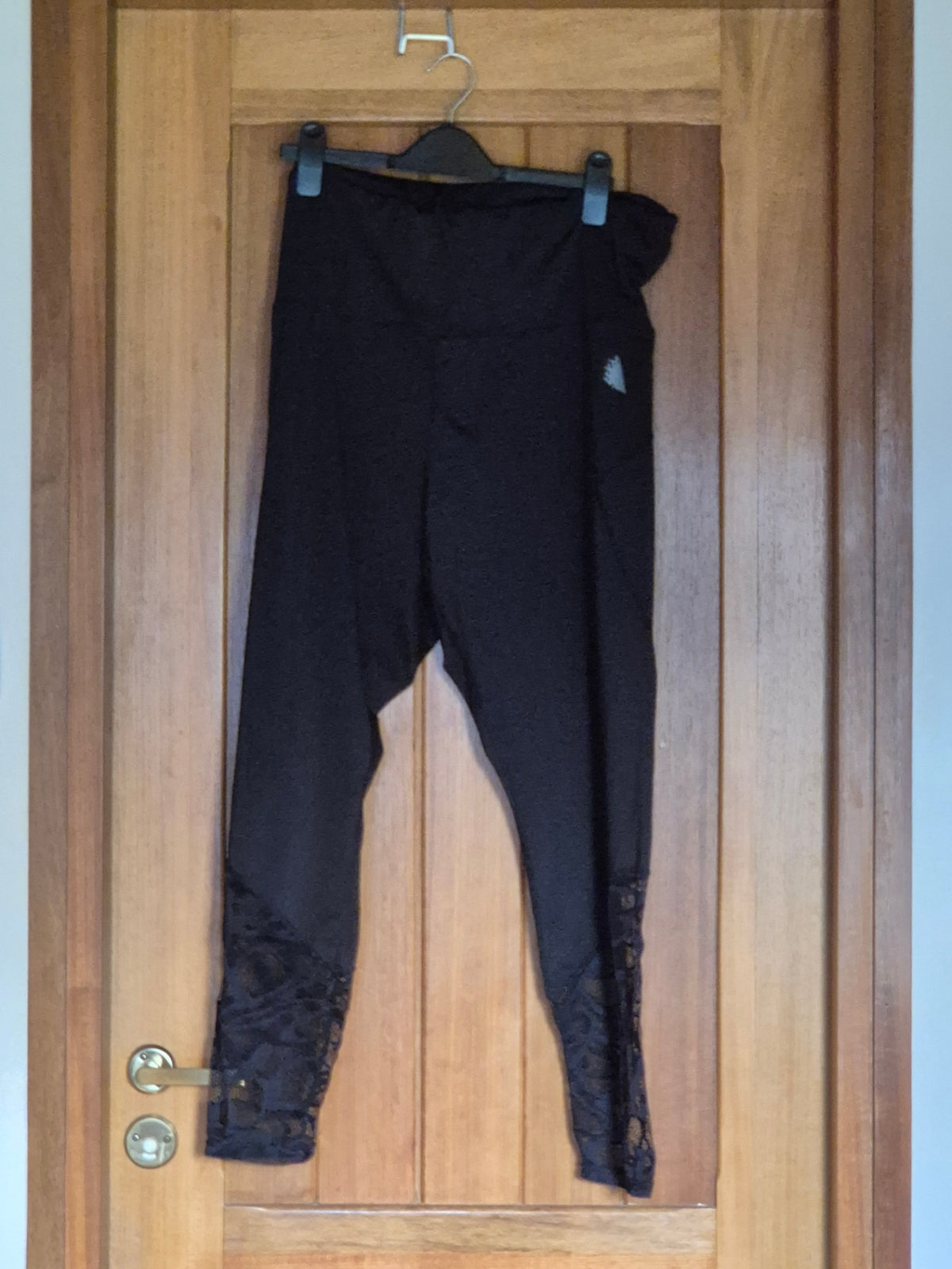Active leggings með blúndu