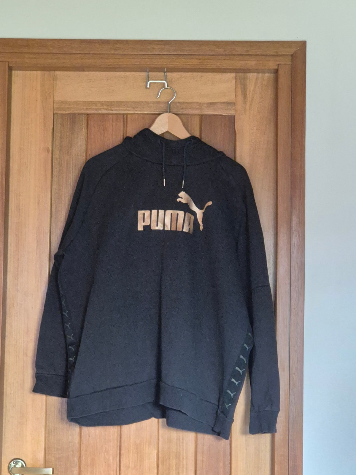 Puma peysa svört/gyllt