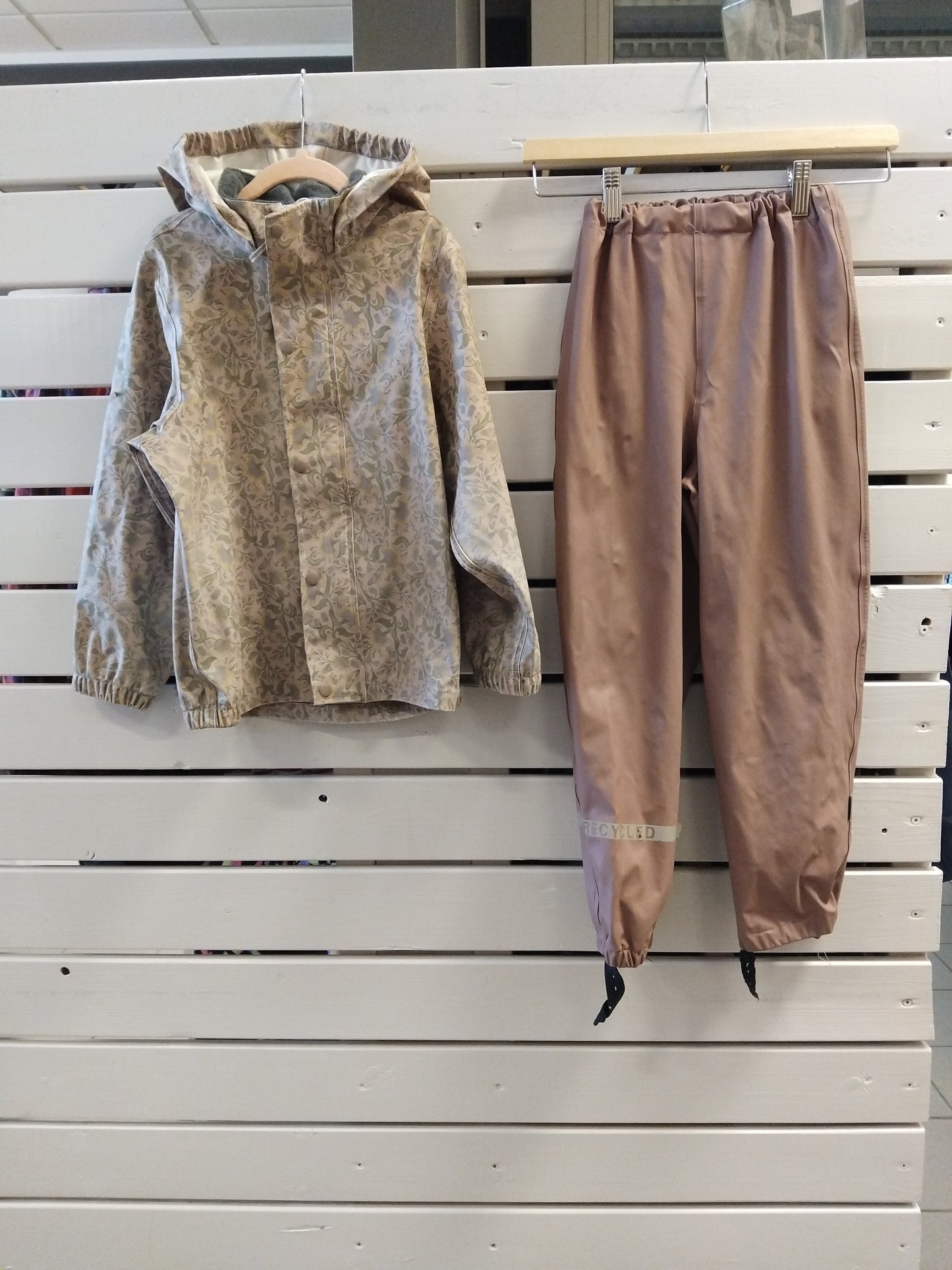 Mikkline pollagalli 116 vantar teygjur undir buxur